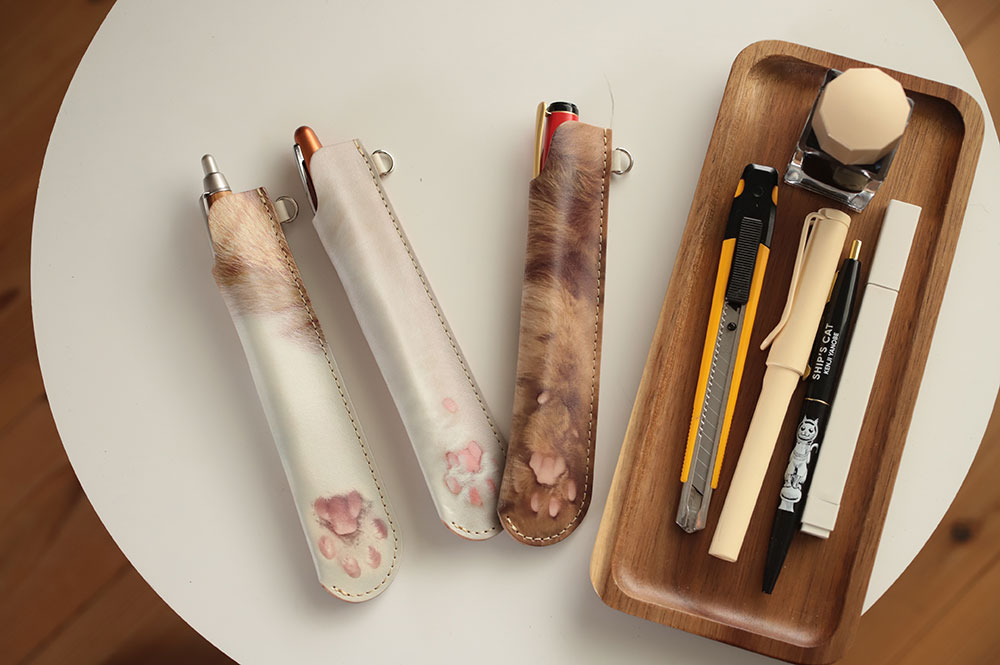 一般的なペンはもちろん、太めのペンやカッターナイフ、“ちゅーる”を収納することもできる