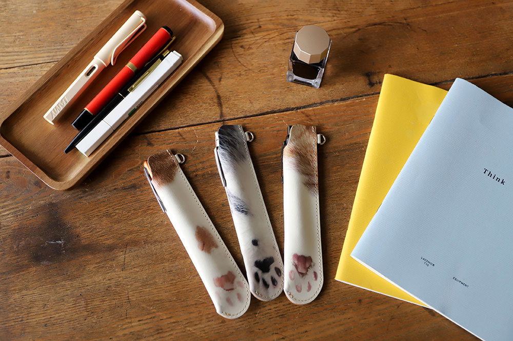 一般的なペンはもちろん、太めのペンやカッターナイフ、“ちゅーる”を収納することもできる