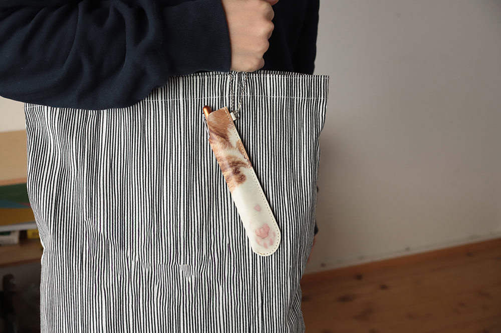 一般的なペンはもちろん、太めのペンやカッターナイフ、“ちゅーる”を収納することもできる