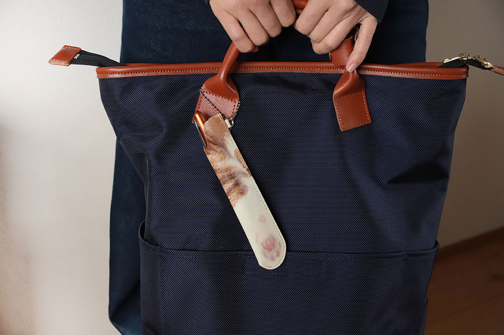 一般的なペンはもちろん、太めのペンやカッターナイフ、“ちゅーる”を収納することもできる