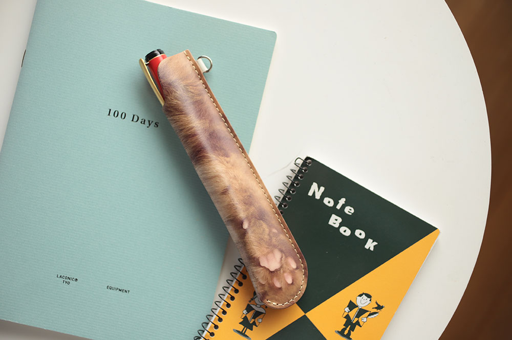 一般的なペンはもちろん、太めのペンやカッターナイフ、“ちゅーる”を収納することもできる