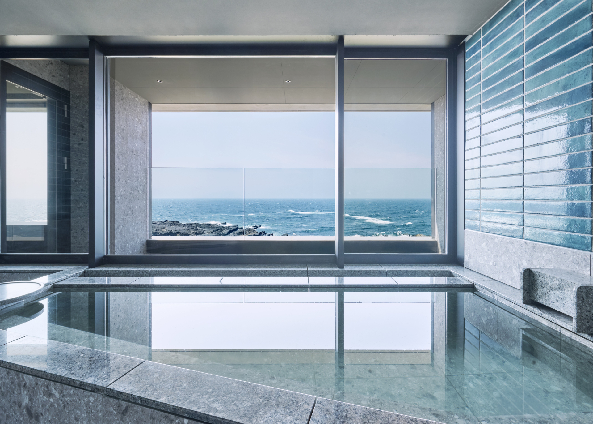 海を望む客室が7タイプ計34室。全室に天然温泉も完備する