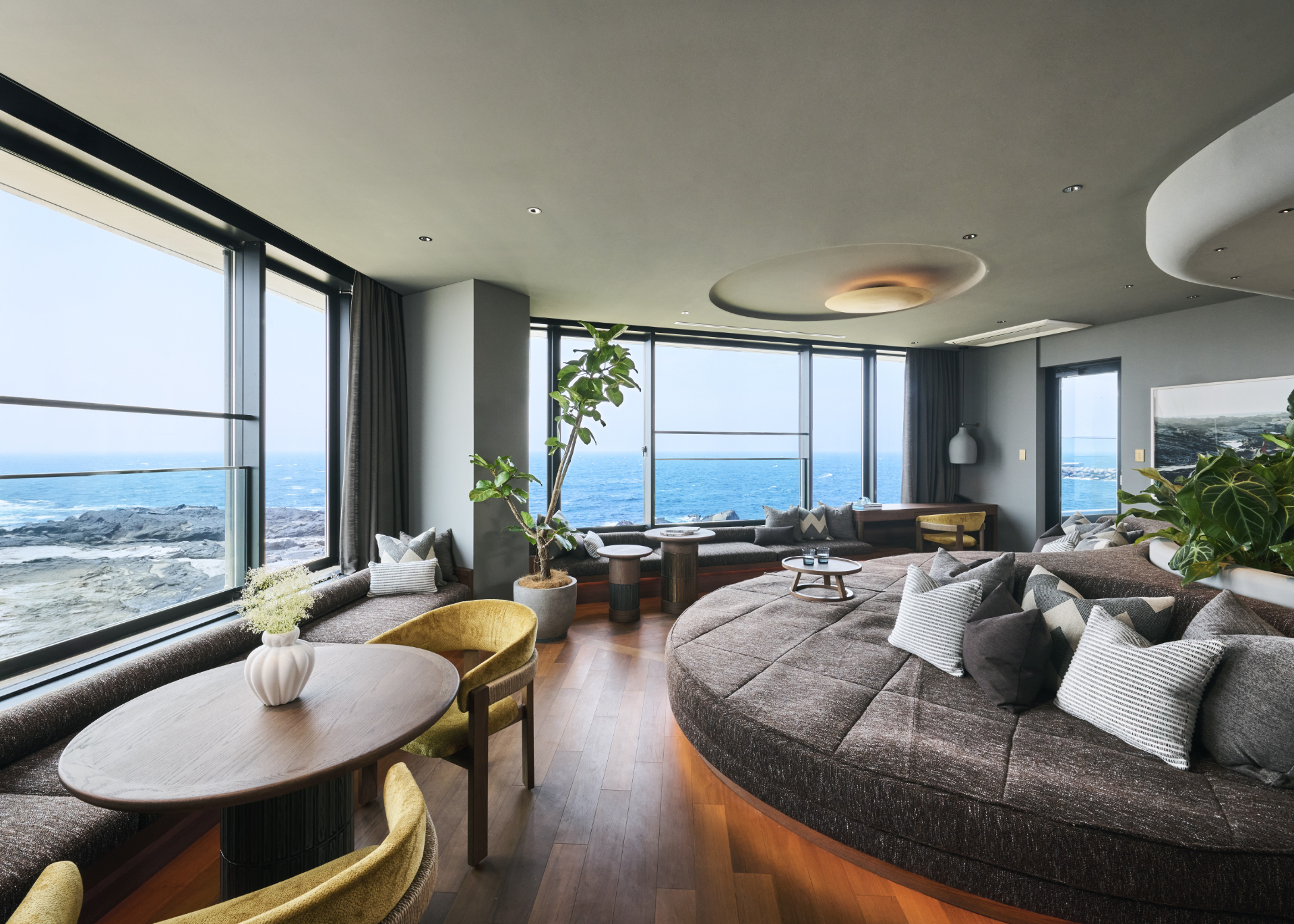 海を望む客室が7タイプ計34室。全室に天然温泉も完備する