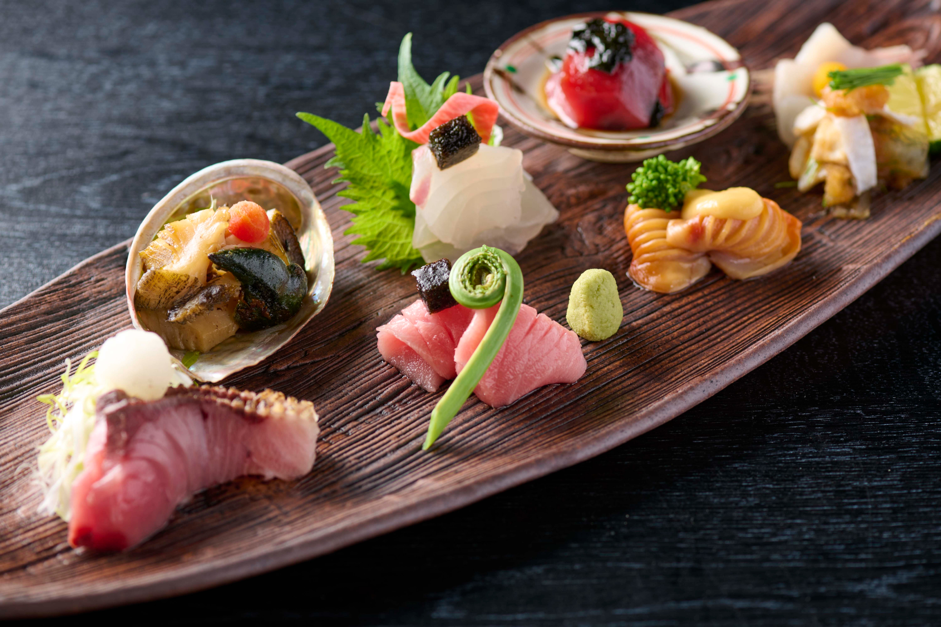 三浦半島や全国の旬の食材を使った日本料理を提供。小鉢やお造り、炭火でじっくり香ばしく焼き上げる魚や海老のメインなど