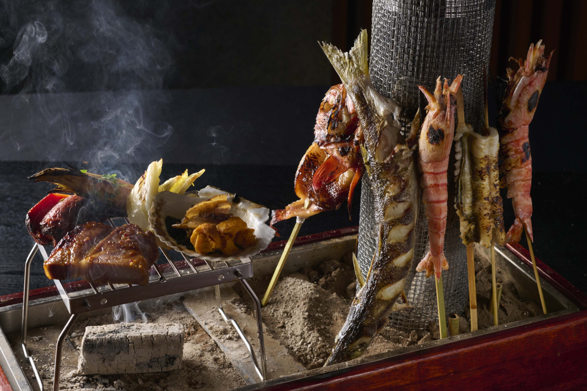 三浦半島や全国の旬の食材を使った日本料理を提供。小鉢やお造り、炭火でじっくり香ばしく焼き上げる魚や海老のメインなど