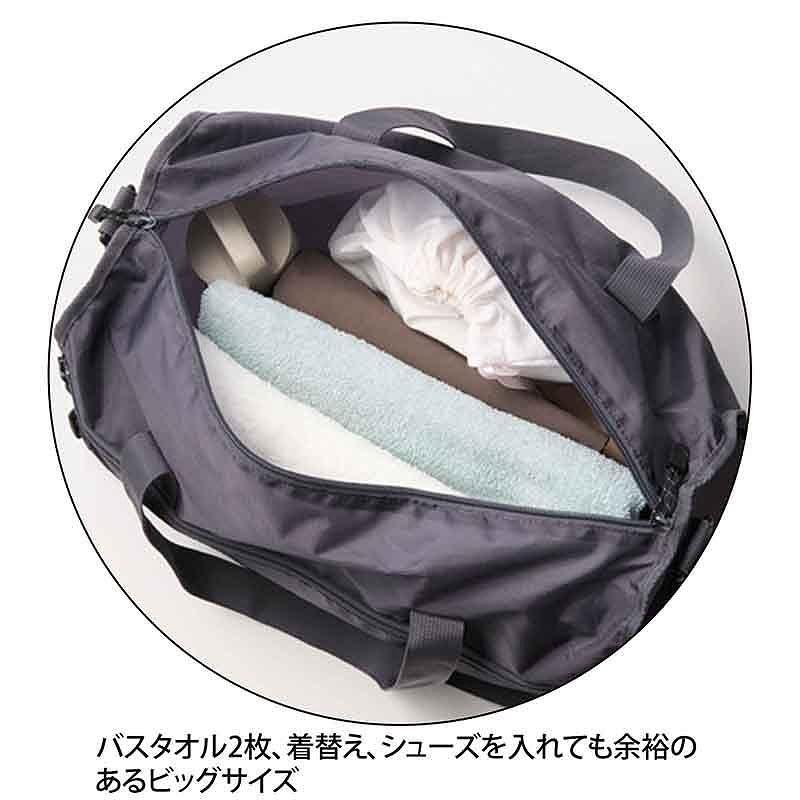 バスタオル2枚、着替え、シューズを入れても余裕のあるビッグサイズ。前面には大きなファスナー付きポケット搭載