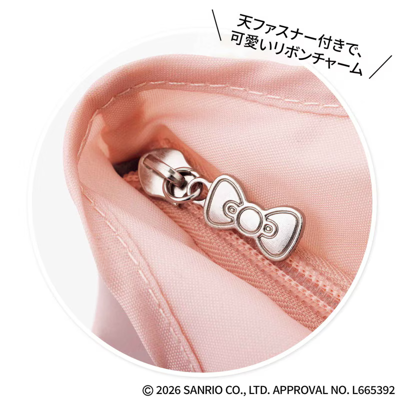 中身を隠せる天ファスナーとリボンチャームもポイント