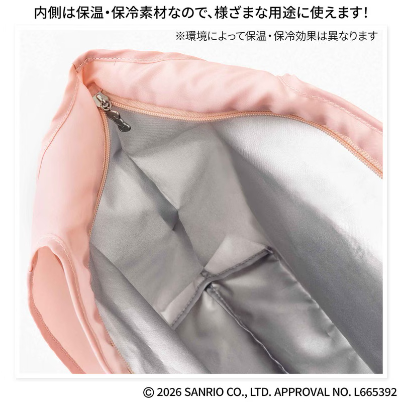 内装は保温・保冷機能素材。2Lペットボトルが3本入ってもまだ余裕あり