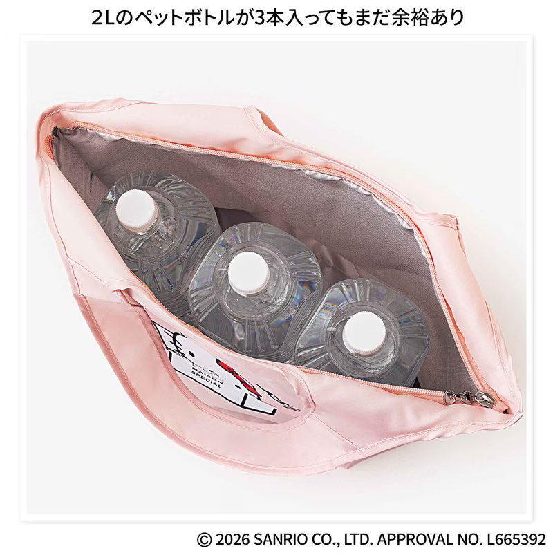 内装は保温・保冷機能素材。2Lペットボトルが3本入ってもまだ余裕あり