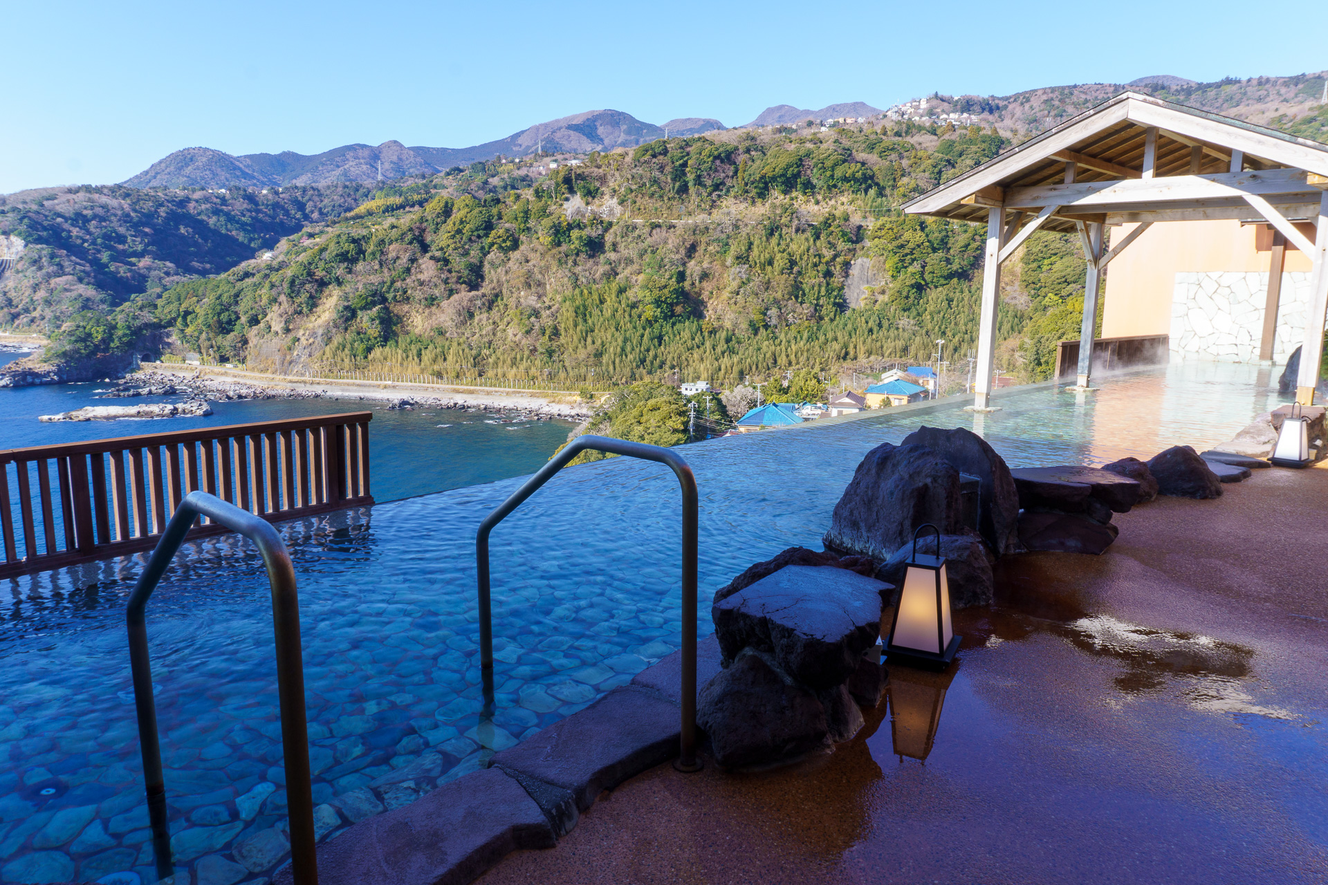 目玉の露天風呂！　明るい時間帯は海と一体になってみえる