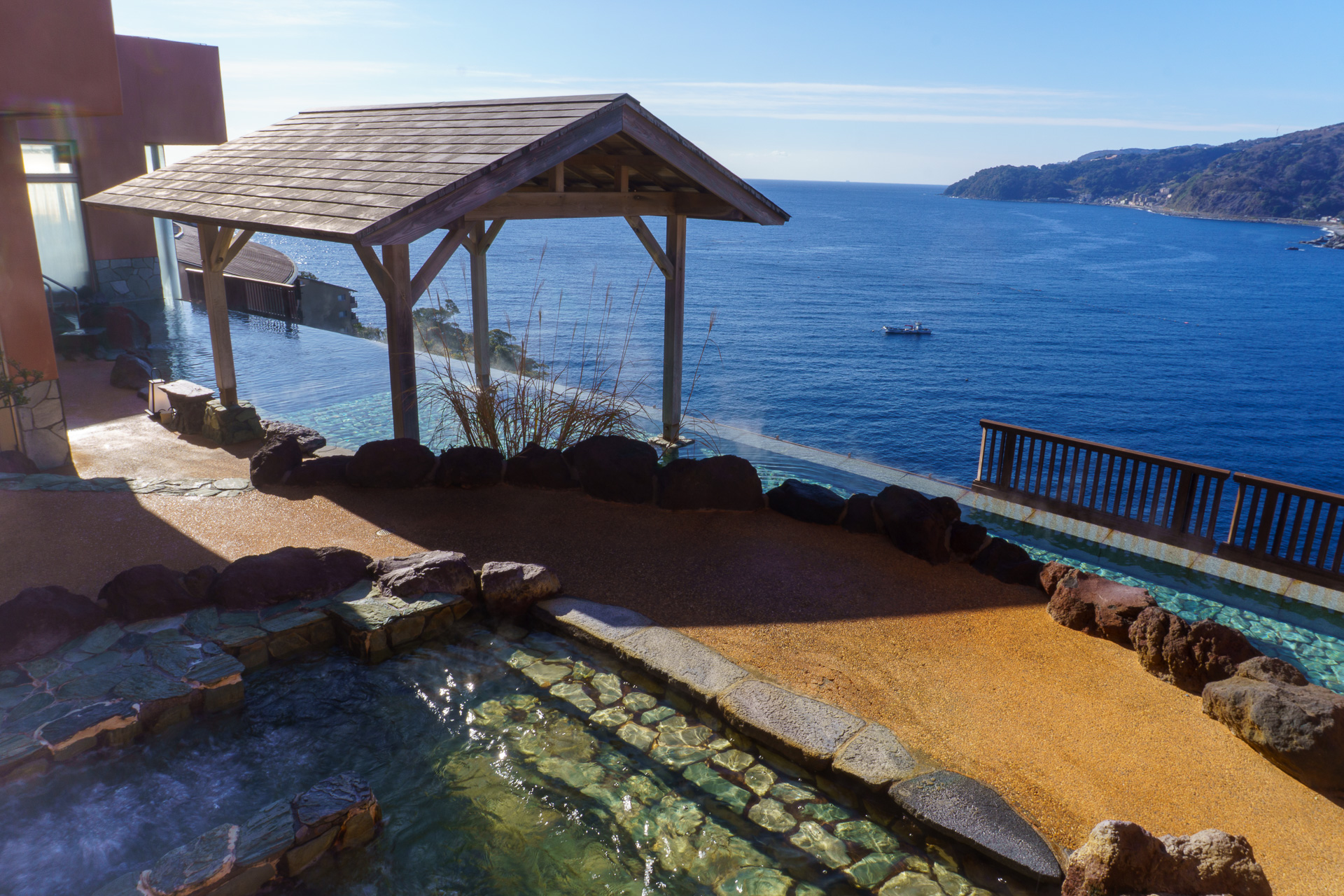 日帰り温泉館の大浴場では赤沢温泉を満喫できる（赤沢温泉ホテルの大浴場は津島温泉、赤沢迎賓館の大浴場は海洋深層水）