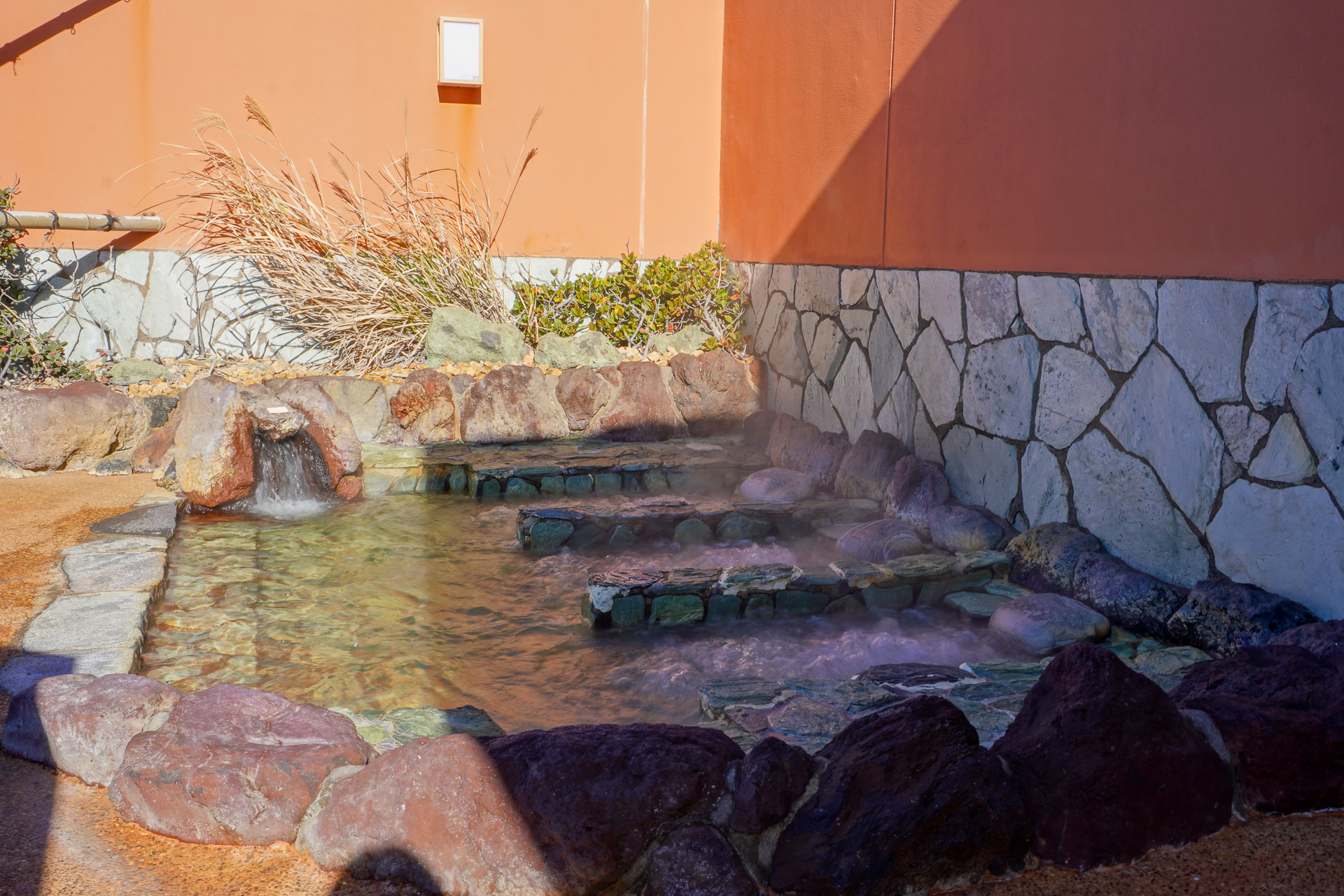 日帰り温泉館の大浴場では赤沢温泉を満喫できる（赤沢温泉ホテルの大浴場は津島温泉、赤沢迎賓館の大浴場は海洋深層水）