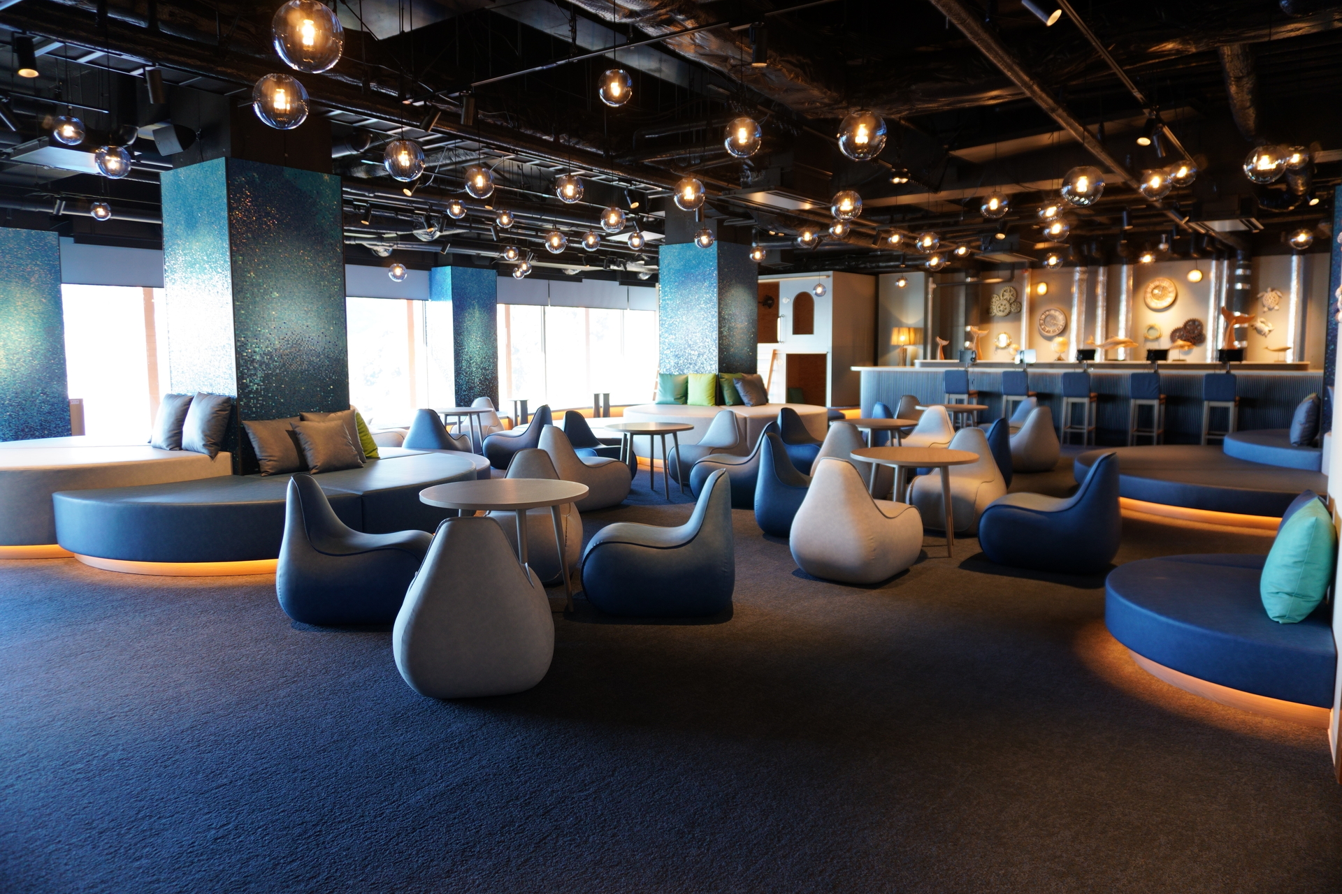 2階 海のねころびラウンジ