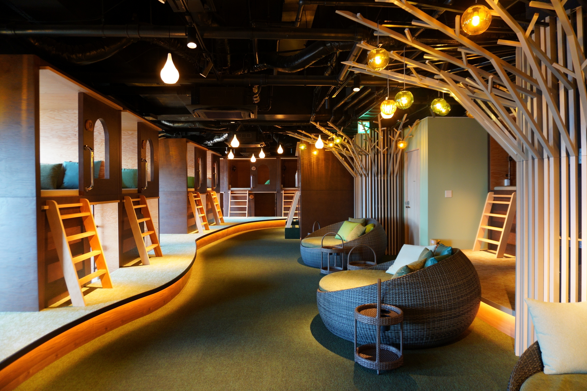 カプセルホテルのような「おこもりボックス」も用意