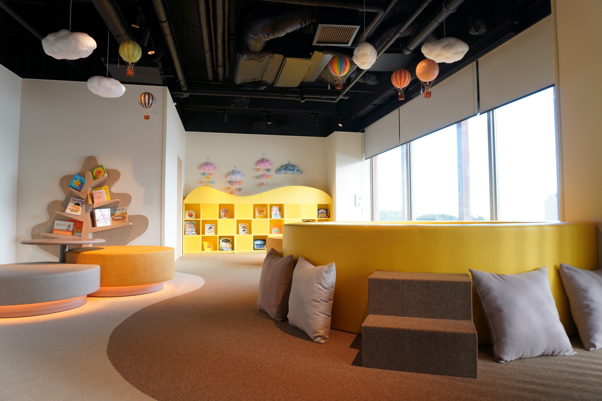 カプセルホテルのような「おこもりボックス」も用意