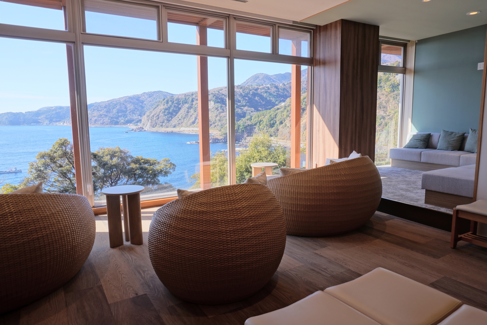 マッサージチェア（15分300円）や喫煙所もある