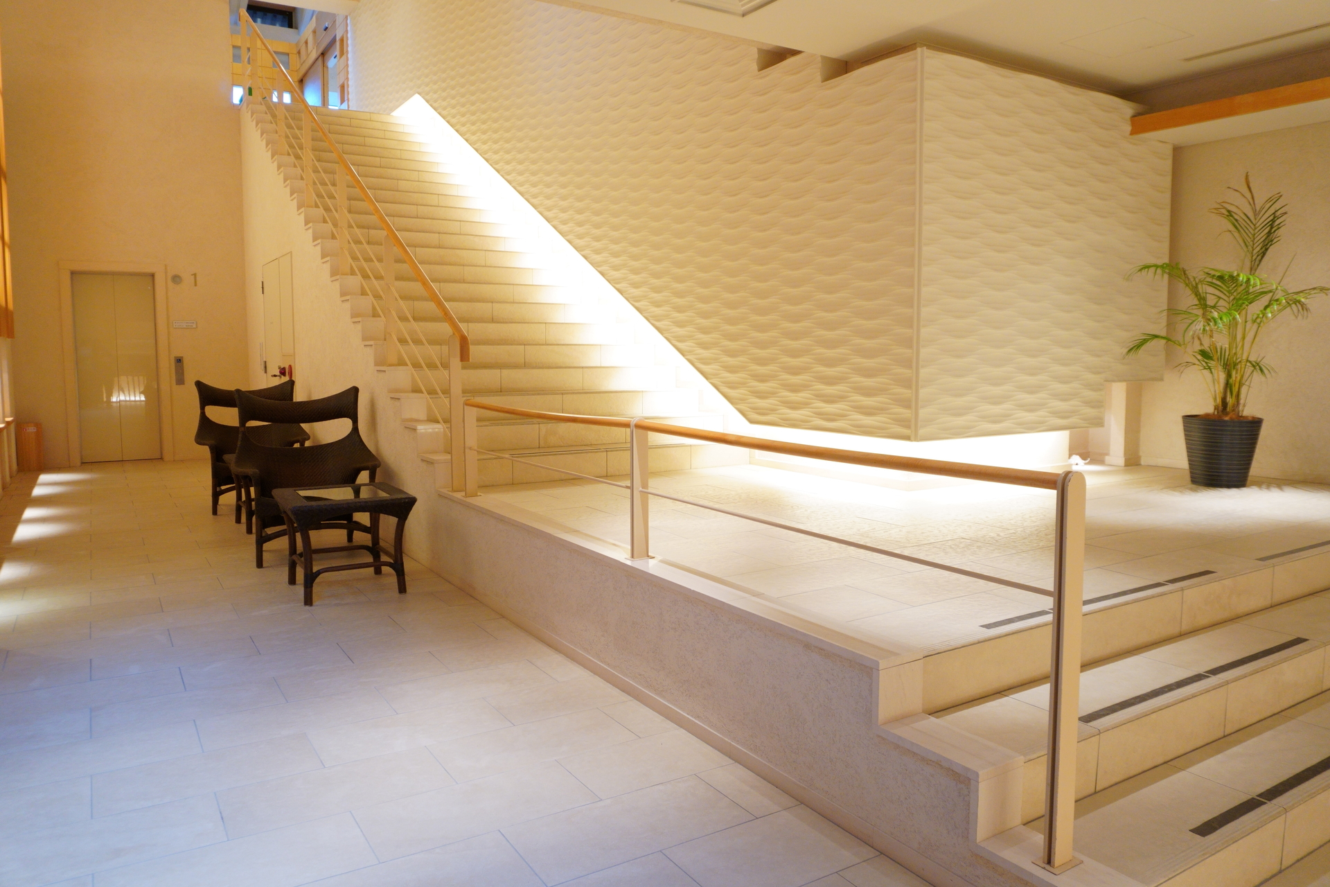 1階レセプション。赤沢迎賓館からは連絡通路でアクセスできる