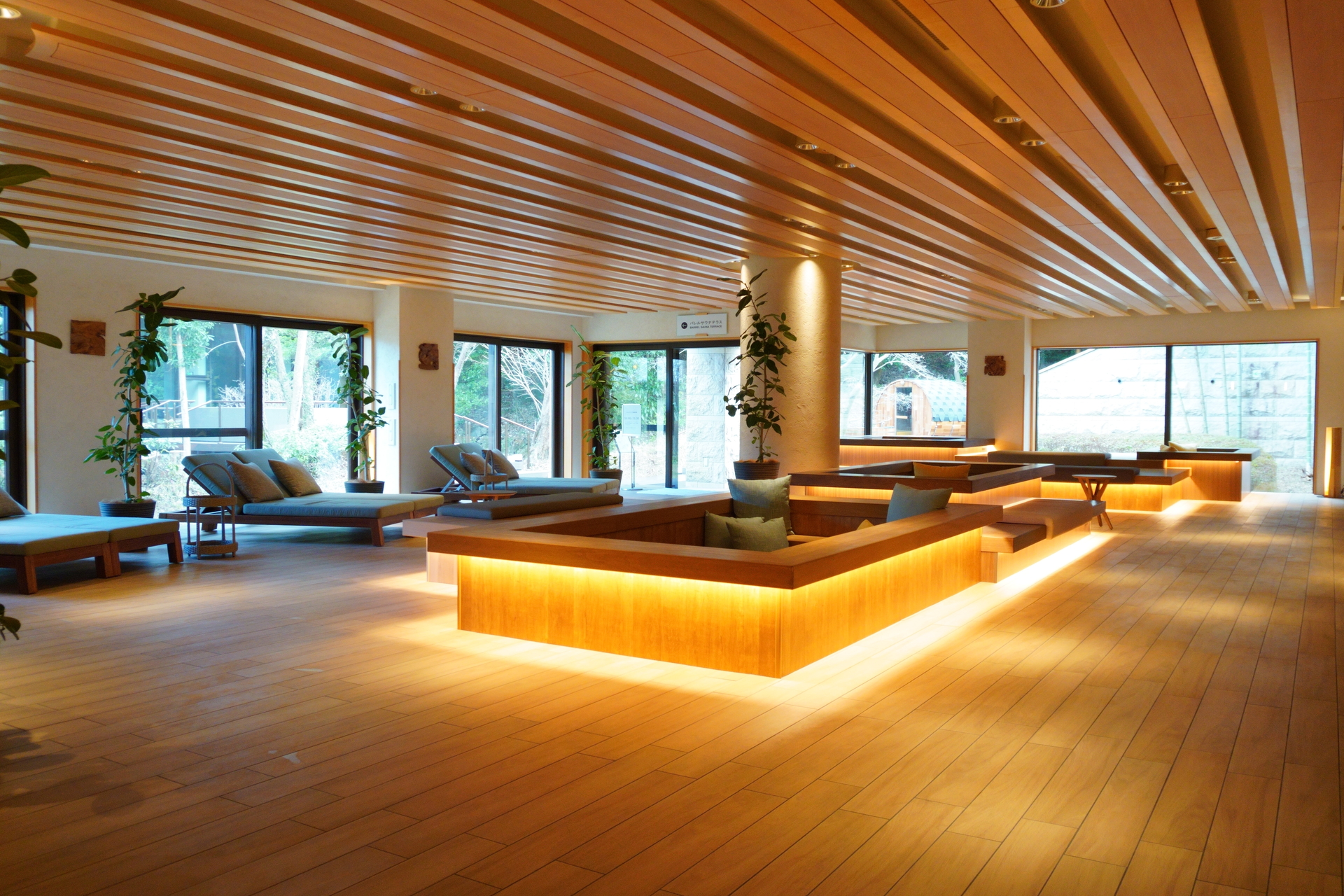 更衣室を出た場所にある「タラソラウンジ」