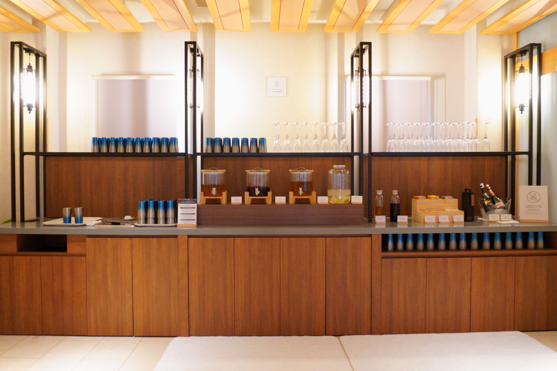 更衣室を出た場所にある「タラソラウンジ」