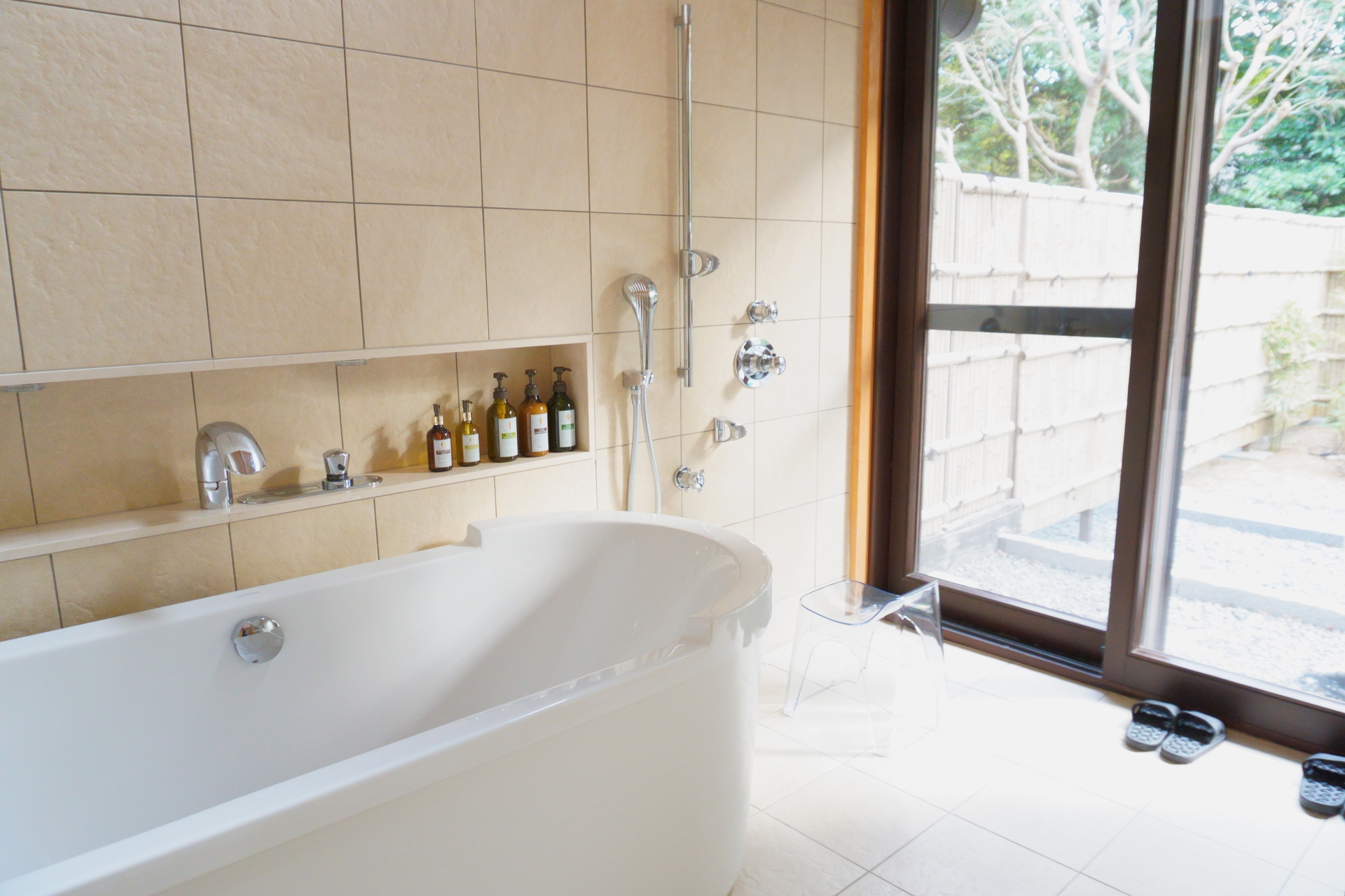 デイベッドやスパークリングワインなどのドリンクも用意しており、もはやここで宿泊できるくらい広い……！