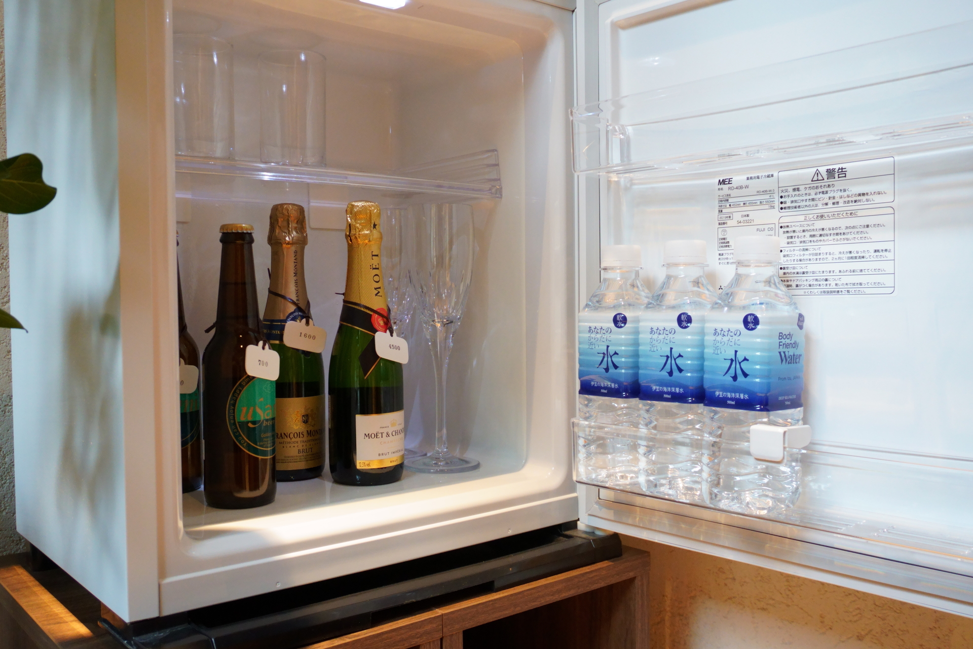 デイベッドやスパークリングワインなどのドリンクも用意しており、もはやここで宿泊できるくらい広い……！