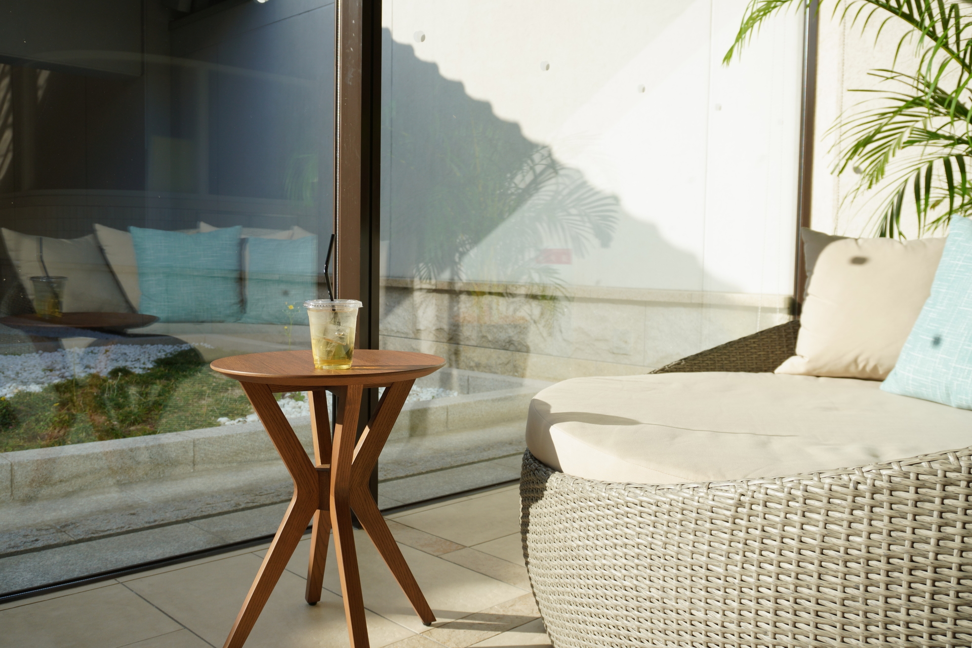 同じく2階のカフェラウンジでは、ホットサンドやスープ、酵素ドリンクなどの軽食を提供している。店内飲食とテイクアウトに対応しており、赤沢スパの利用者以外も注文OK