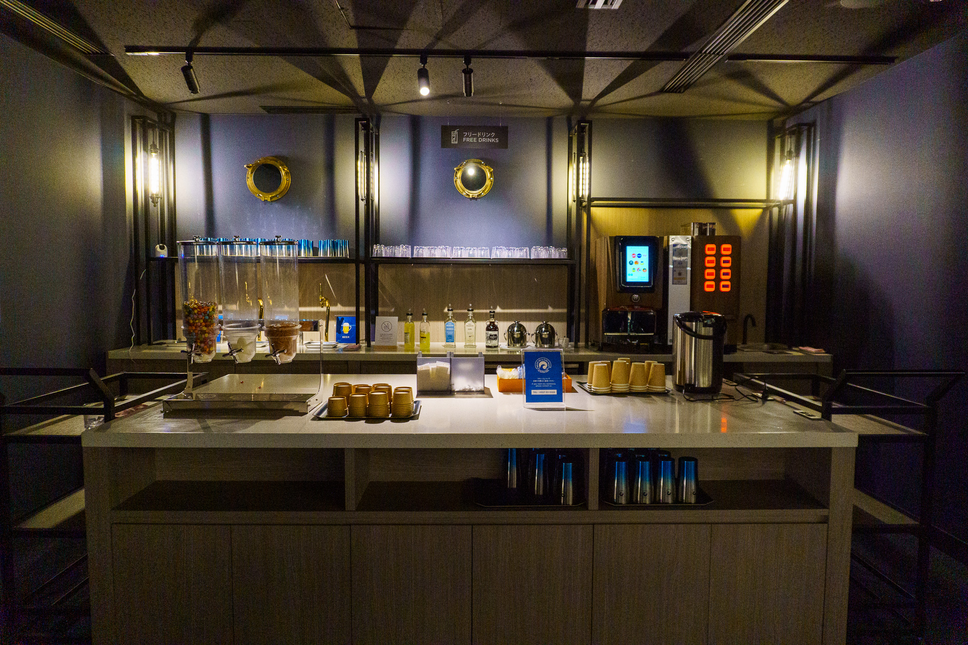 ソフトドリンクはもちろん、ビールサーバーで注いだビールや自分好みのカクテルも飲み放題
