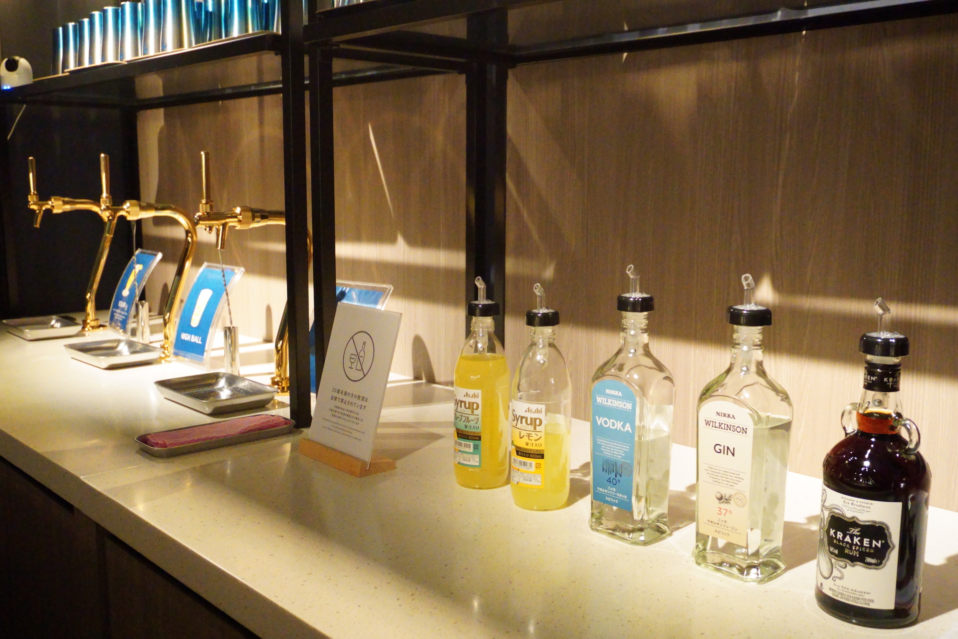 ソフトドリンクはもちろん、ビールサーバーで注いだビールや自分好みのカクテルも飲み放題