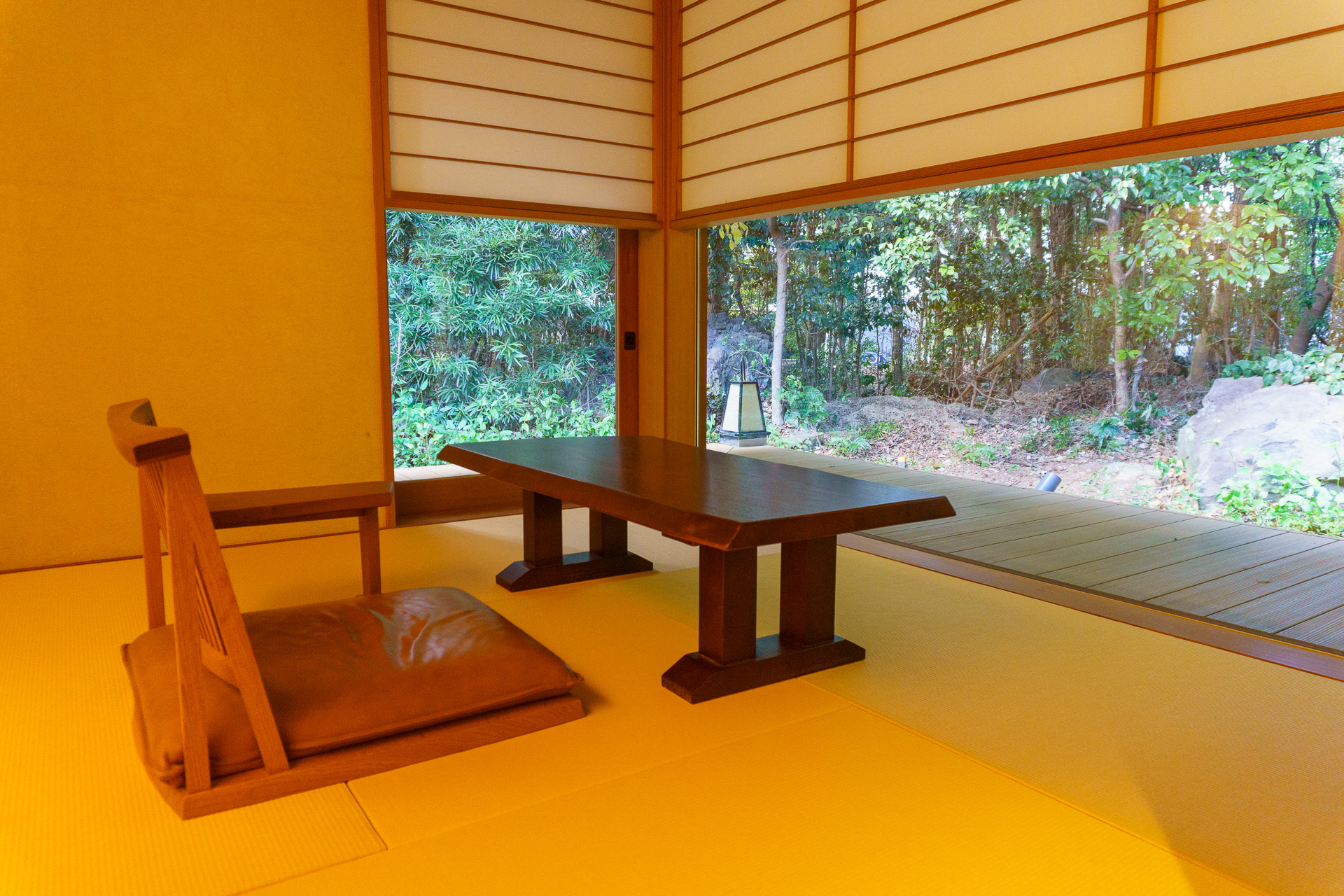 文豪が原稿を書くのに使っていそうな小さめのお部屋も。大自然を眺めながら休憩するのもよし、読書などのんびり作業するのもよし