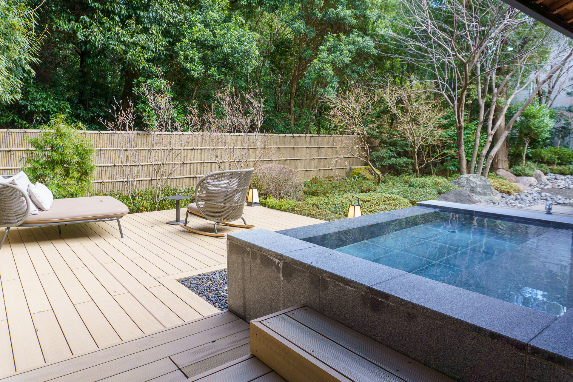 自然に囲まれた客室露天風呂