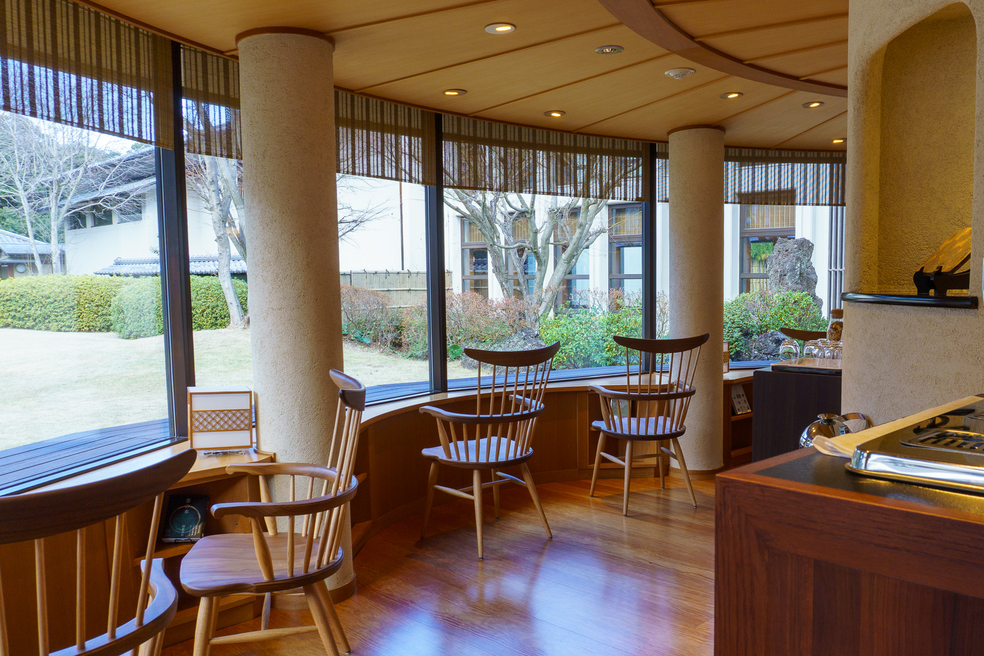 ラウンジにはフリードリンクを用意