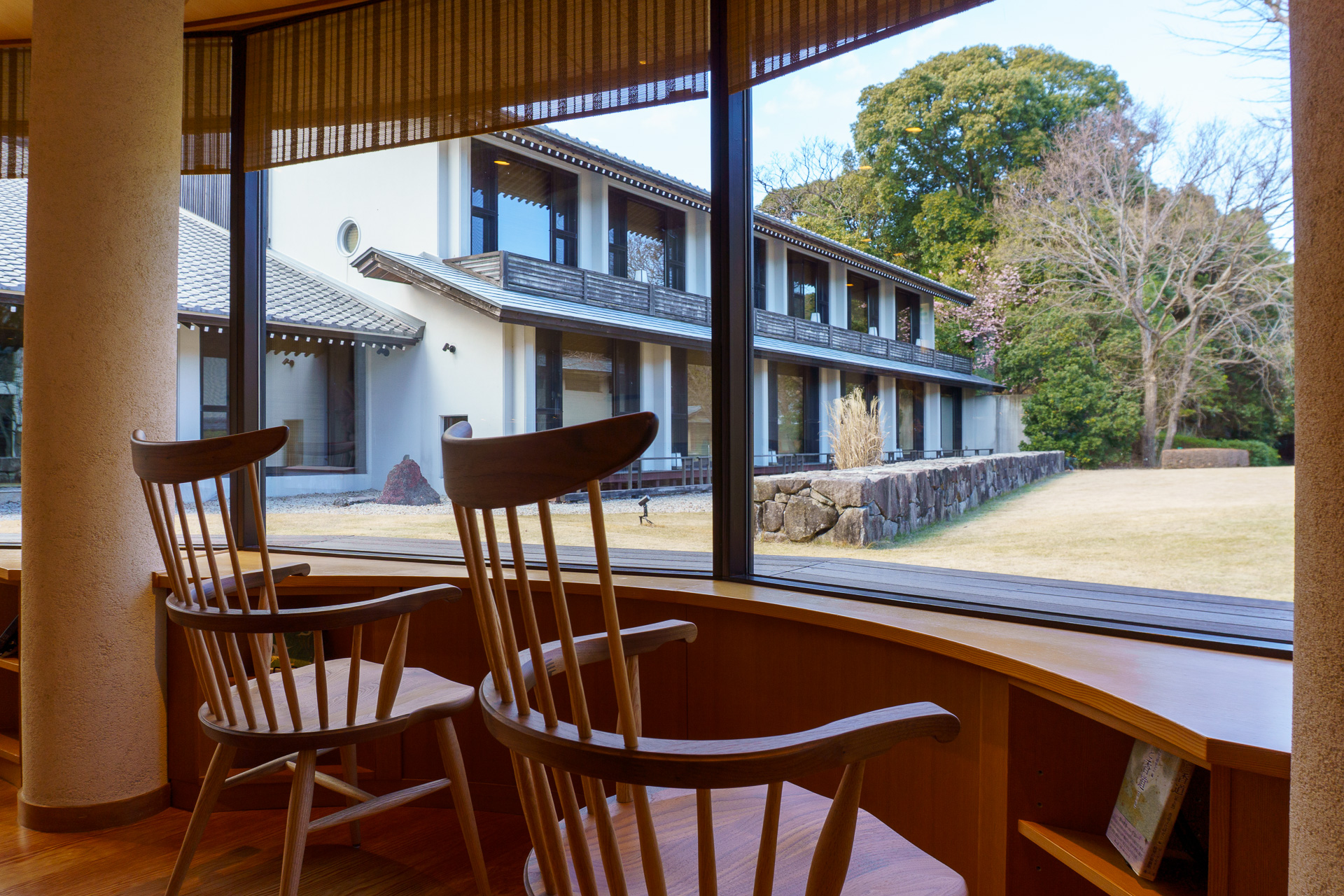 ラウンジにはフリードリンクを用意