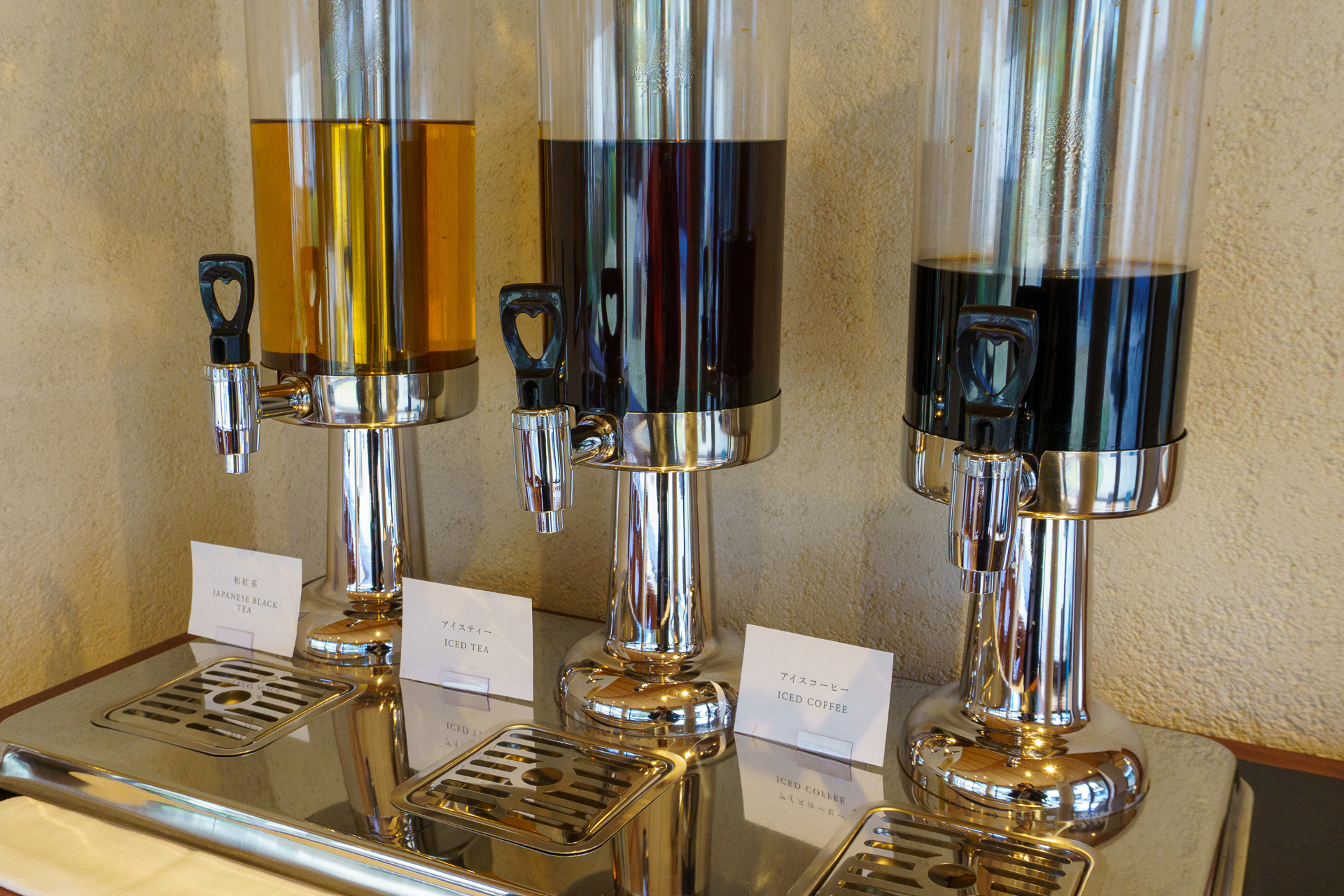 ラウンジにはフリードリンクを用意