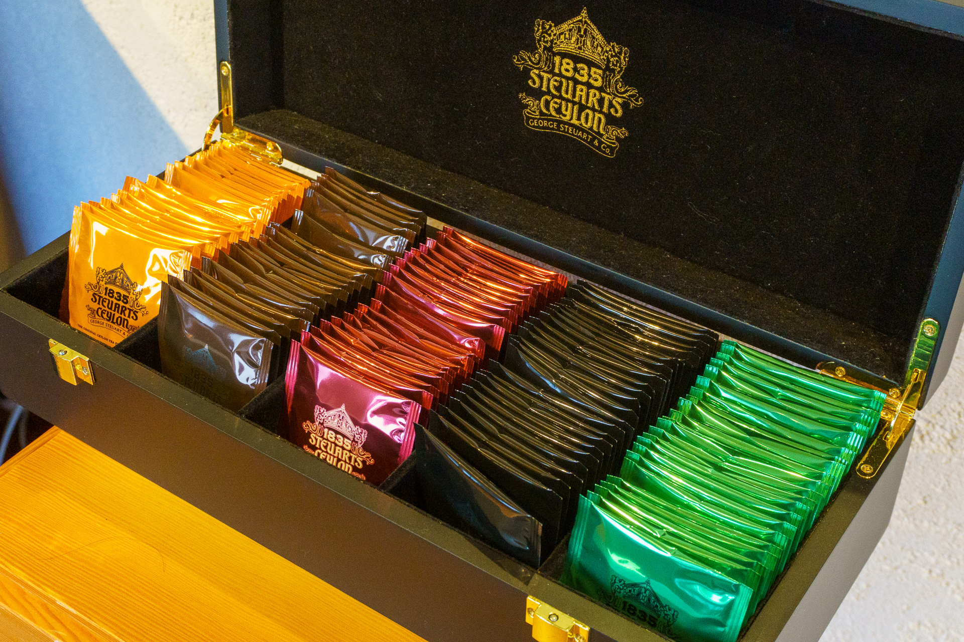 ラウンジにはフリードリンクを用意