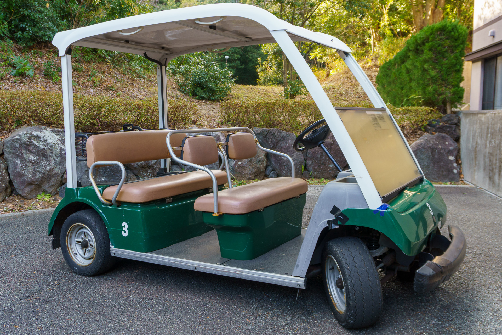 リゾート内の移動は電動カートを利用しよう（自動車運転免許が必要）