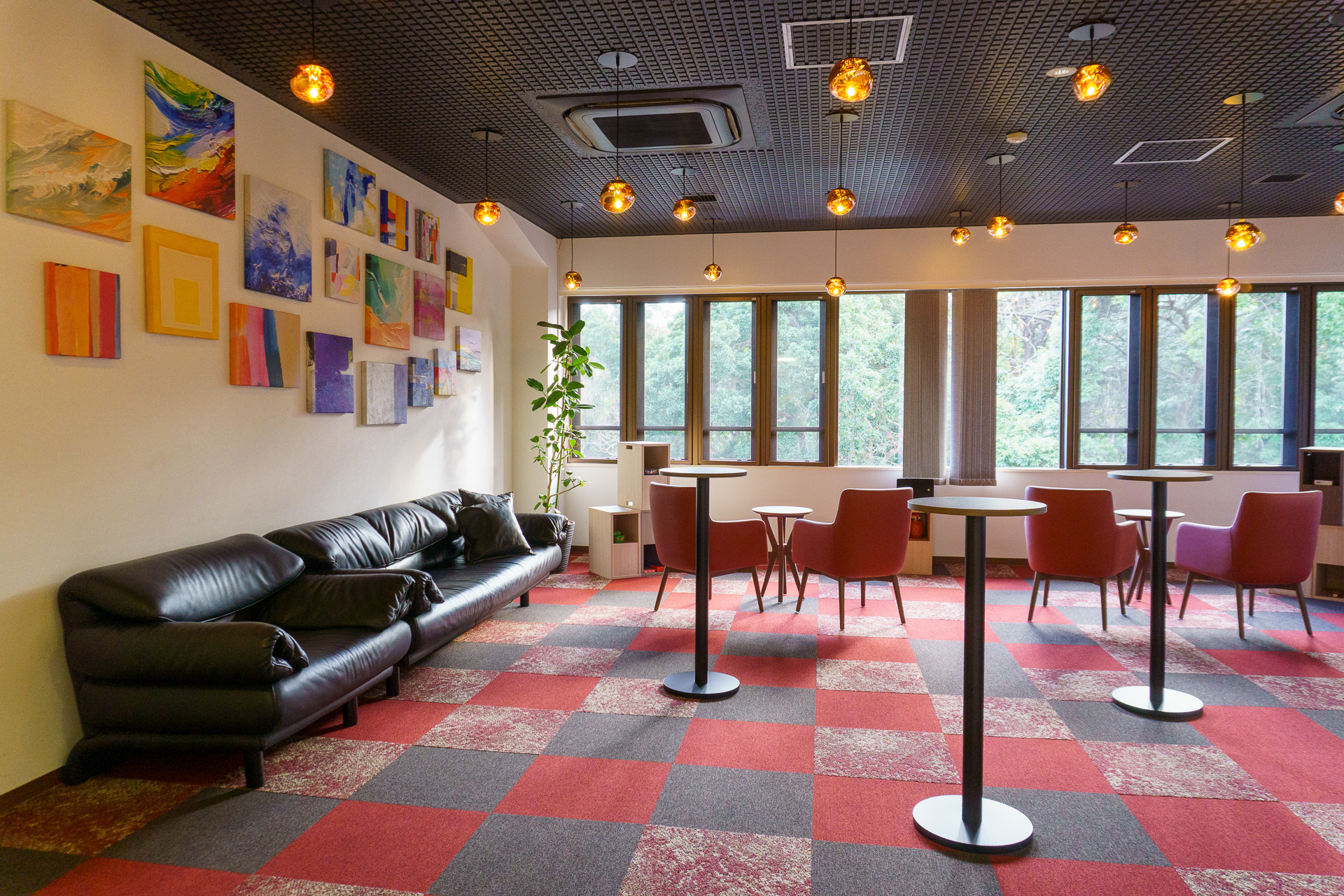 RED LOUNGE（8時～22時）