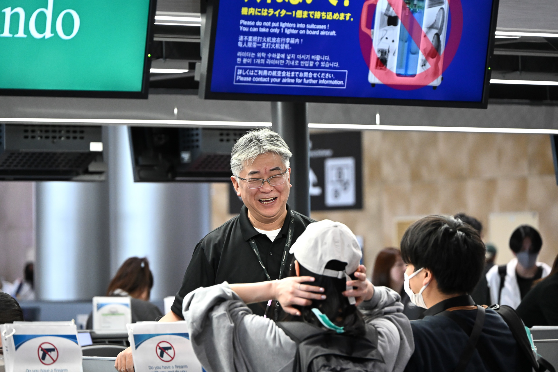 カウンターでは搭乗者の受付を西田社長が直接担当。オーランド線の期待を直接利用者から聞いていた