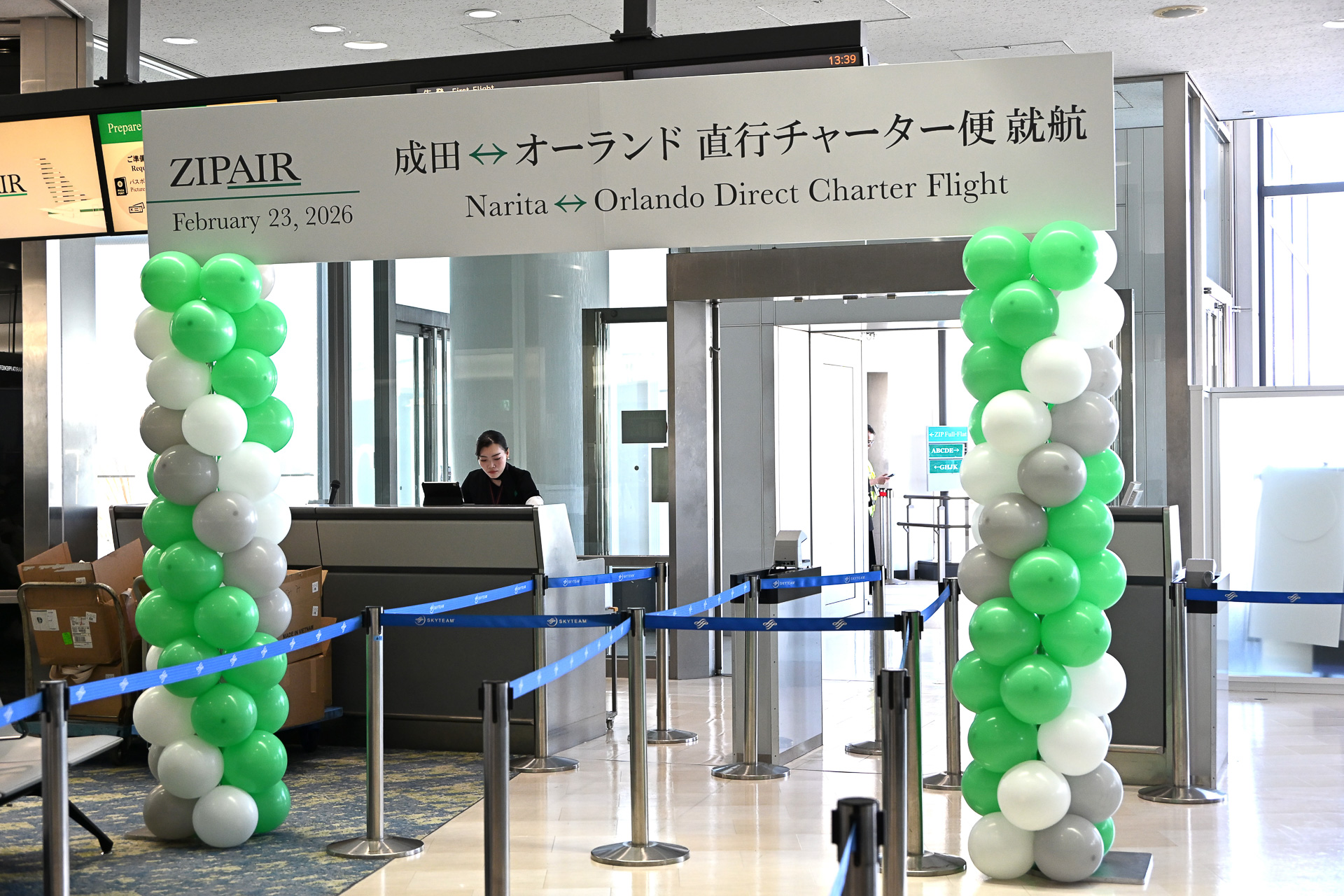 搭乗ゲートのバルーンはZIPAIRカラーだ！