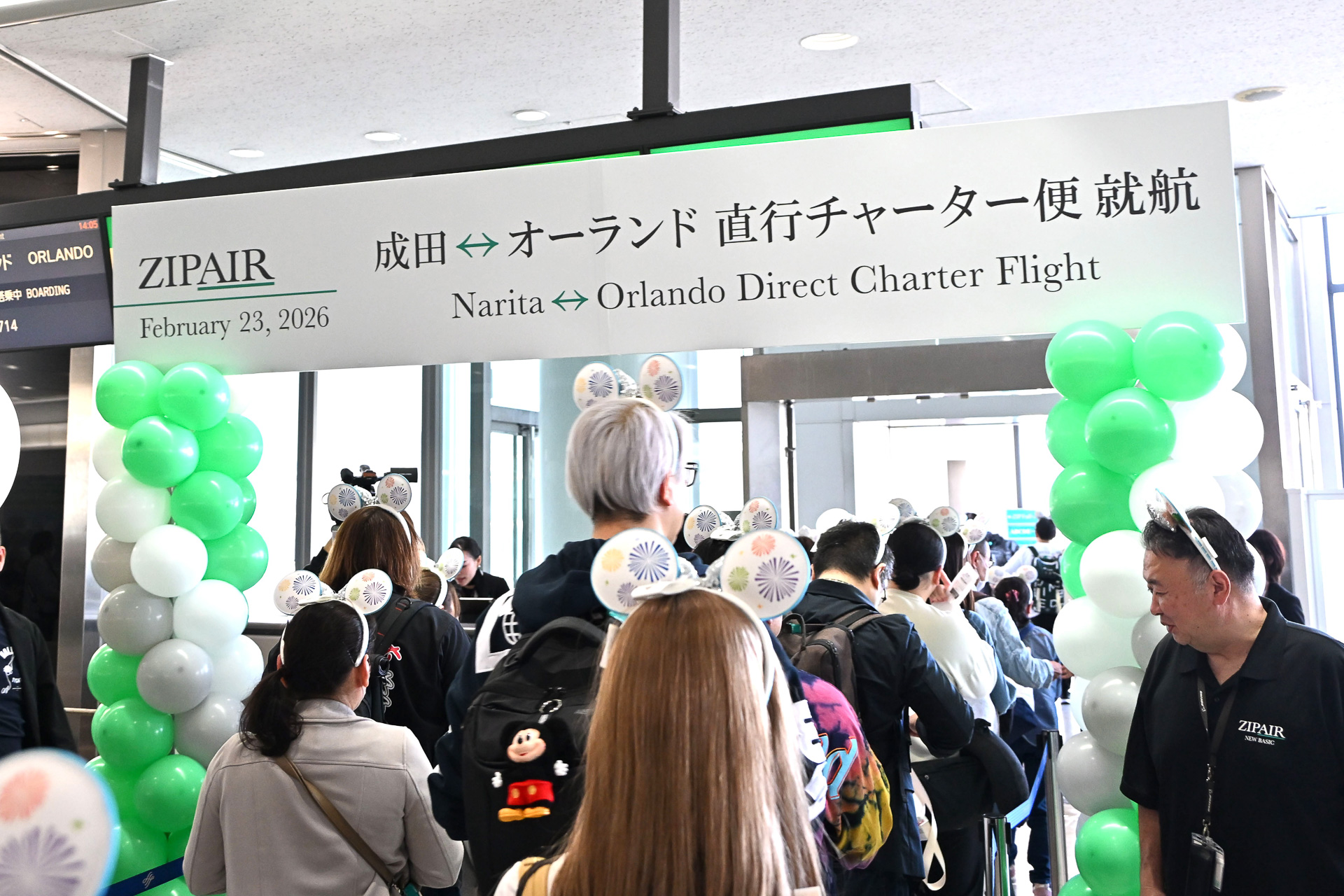 搭乗ゲートにはカチューシャ姿のゲストが並ぶ、まさにパークのような光景が広がった