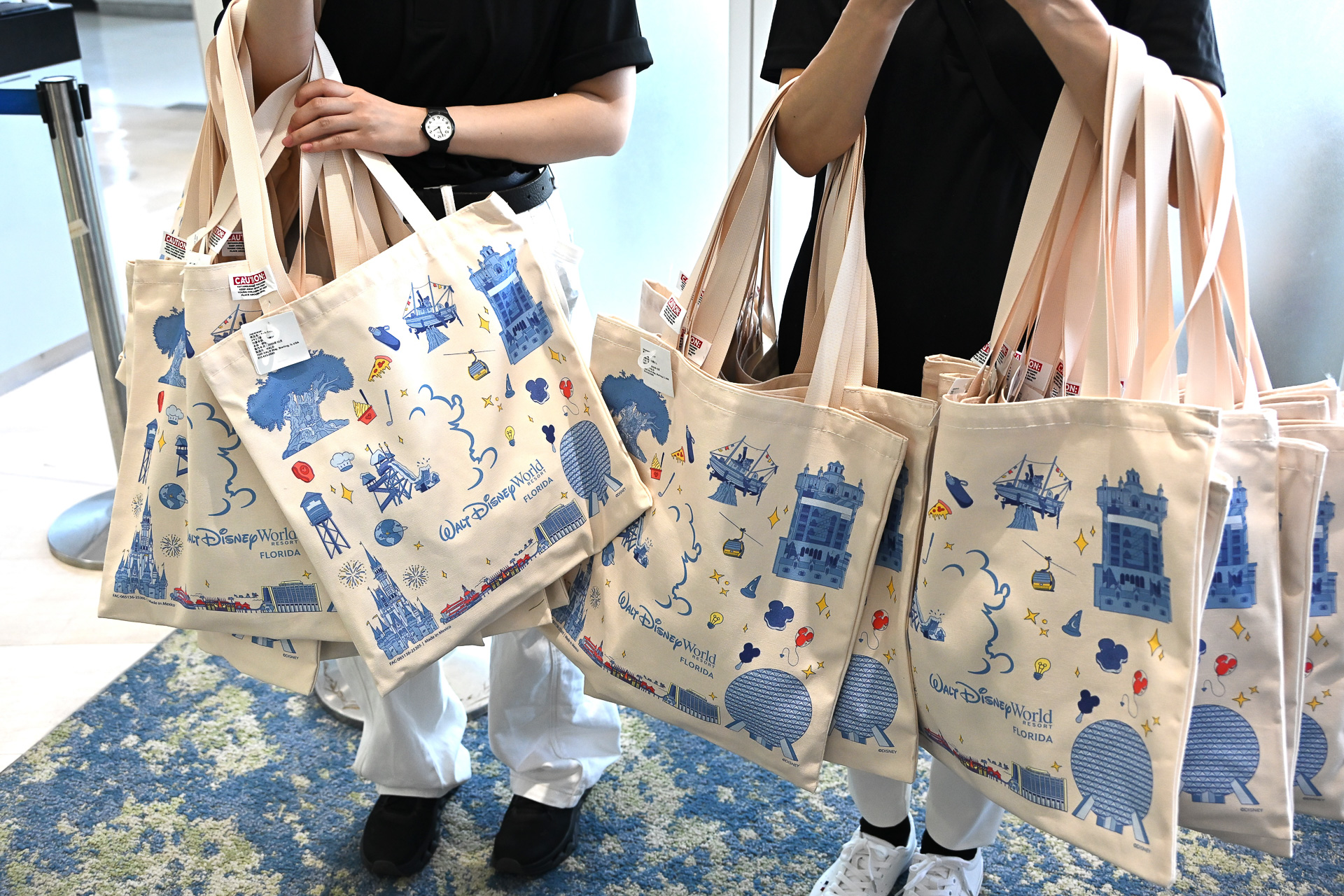 搭乗者向けのギバーを配布