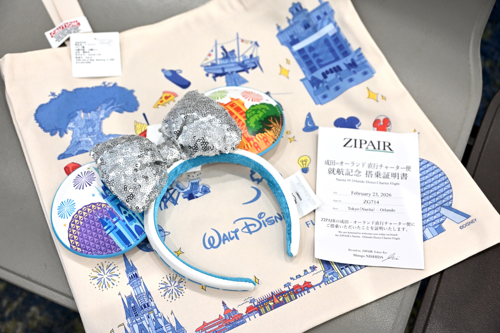 カチューシャと搭乗証明書がエコバッグとともに渡された