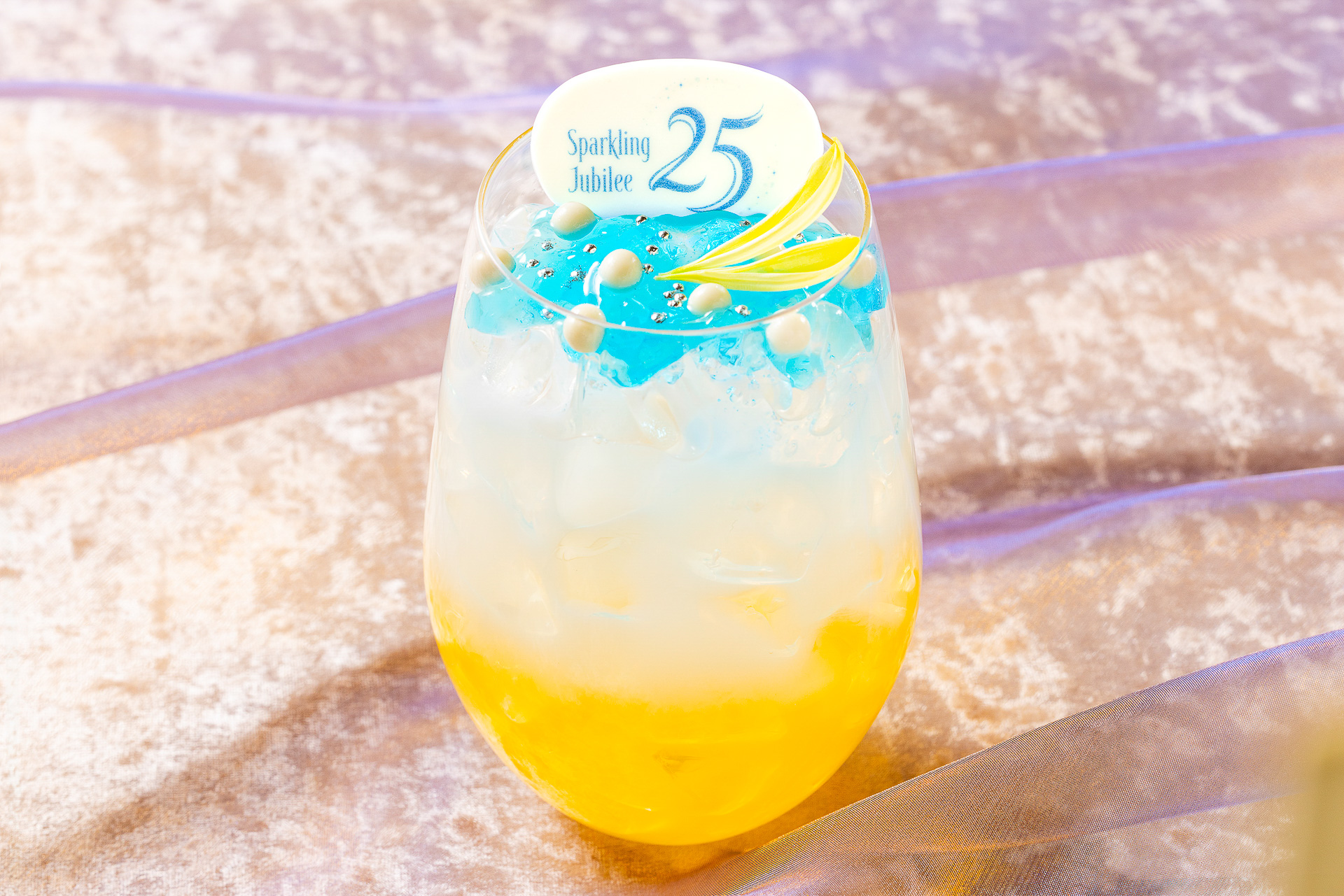 シルクロードガーデン「東京ディズニーシー25周年“スパークリング・ジュビリー”スペシャルドリンク」（1600円）