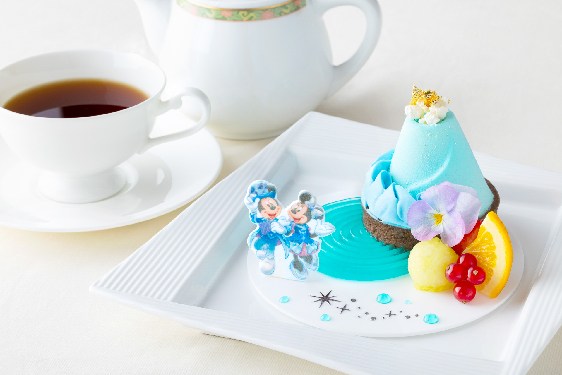 ハイピリオン・ラウンジ「東京ディズニーシー25周年“スパークリング・ジュビリー”ケーキセット」（3000円）