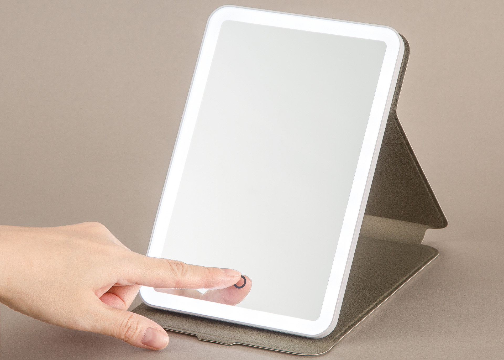 ニトリが「角度が自由に変えられるLED折りたたみミラー」を発売