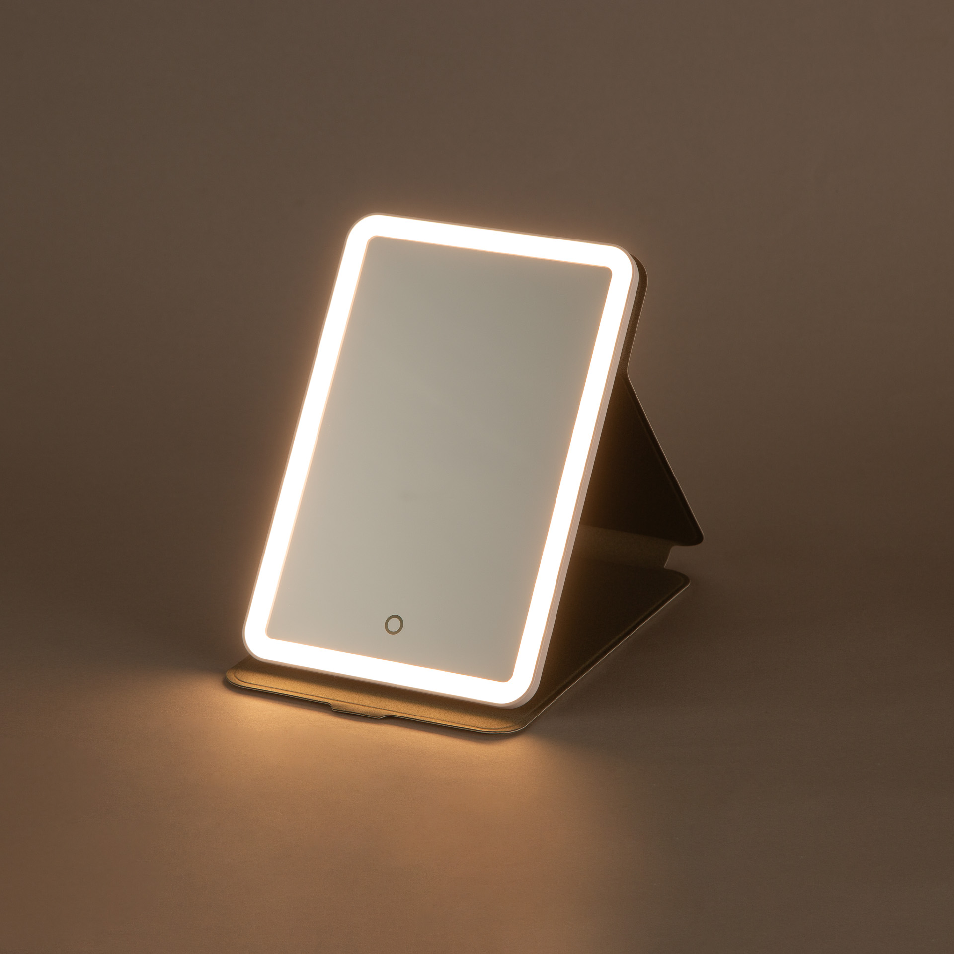 ワンタッチで3色を切り換える調色機能を備える