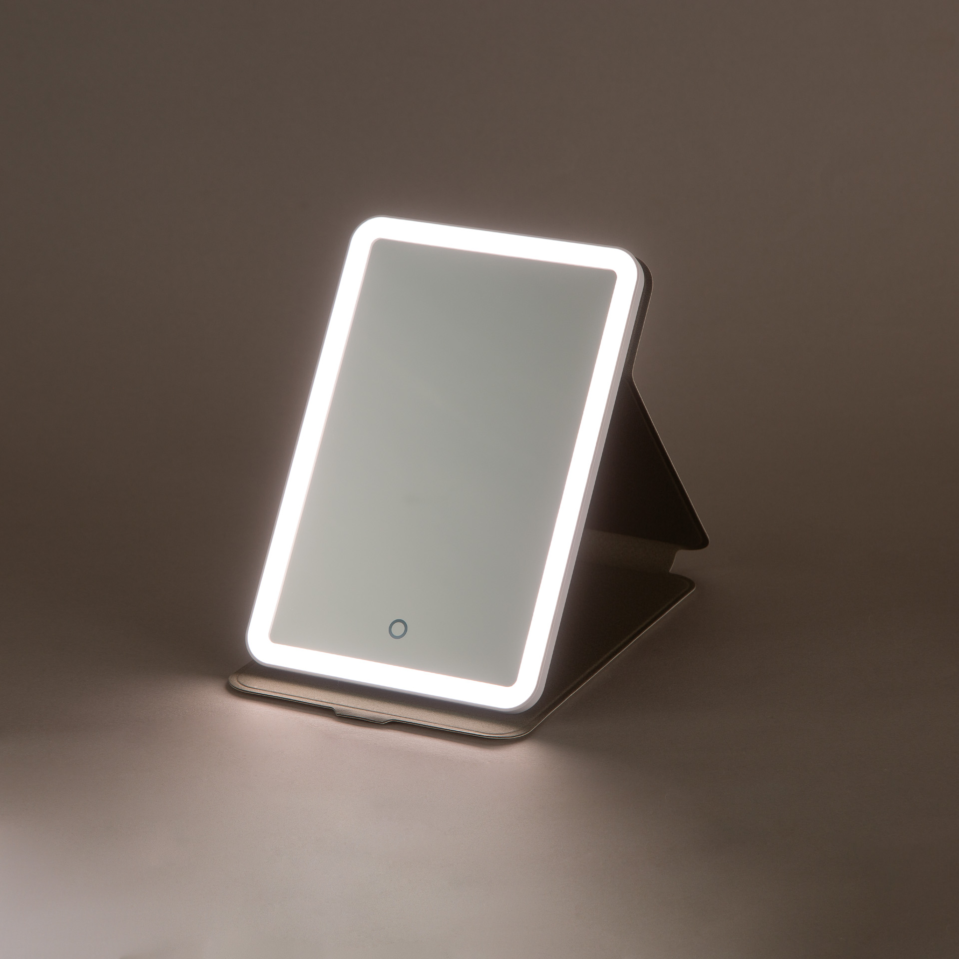 ワンタッチで3色を切り換える調色機能を備える