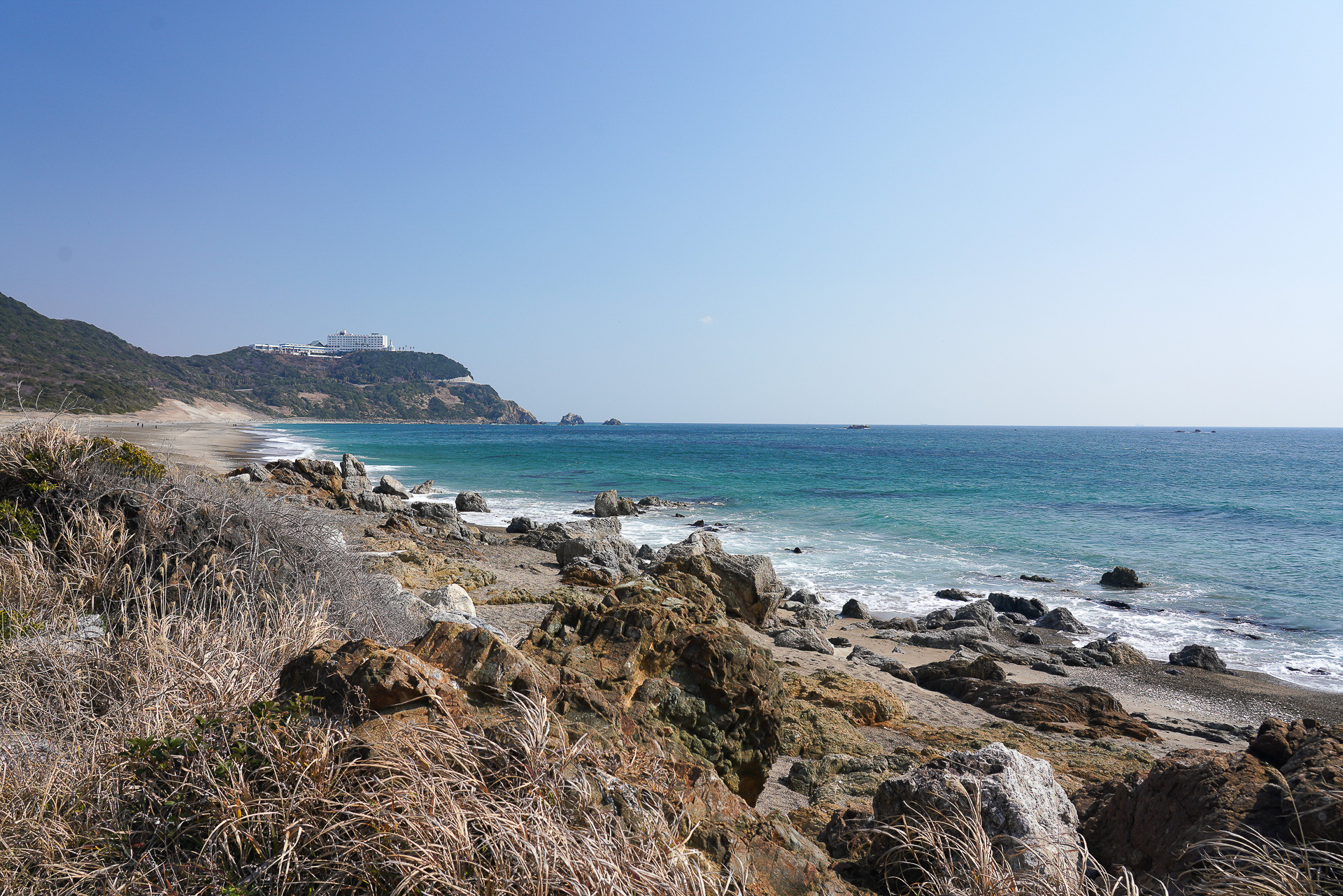 「恋路ヶ浜」の美しい海岸線
