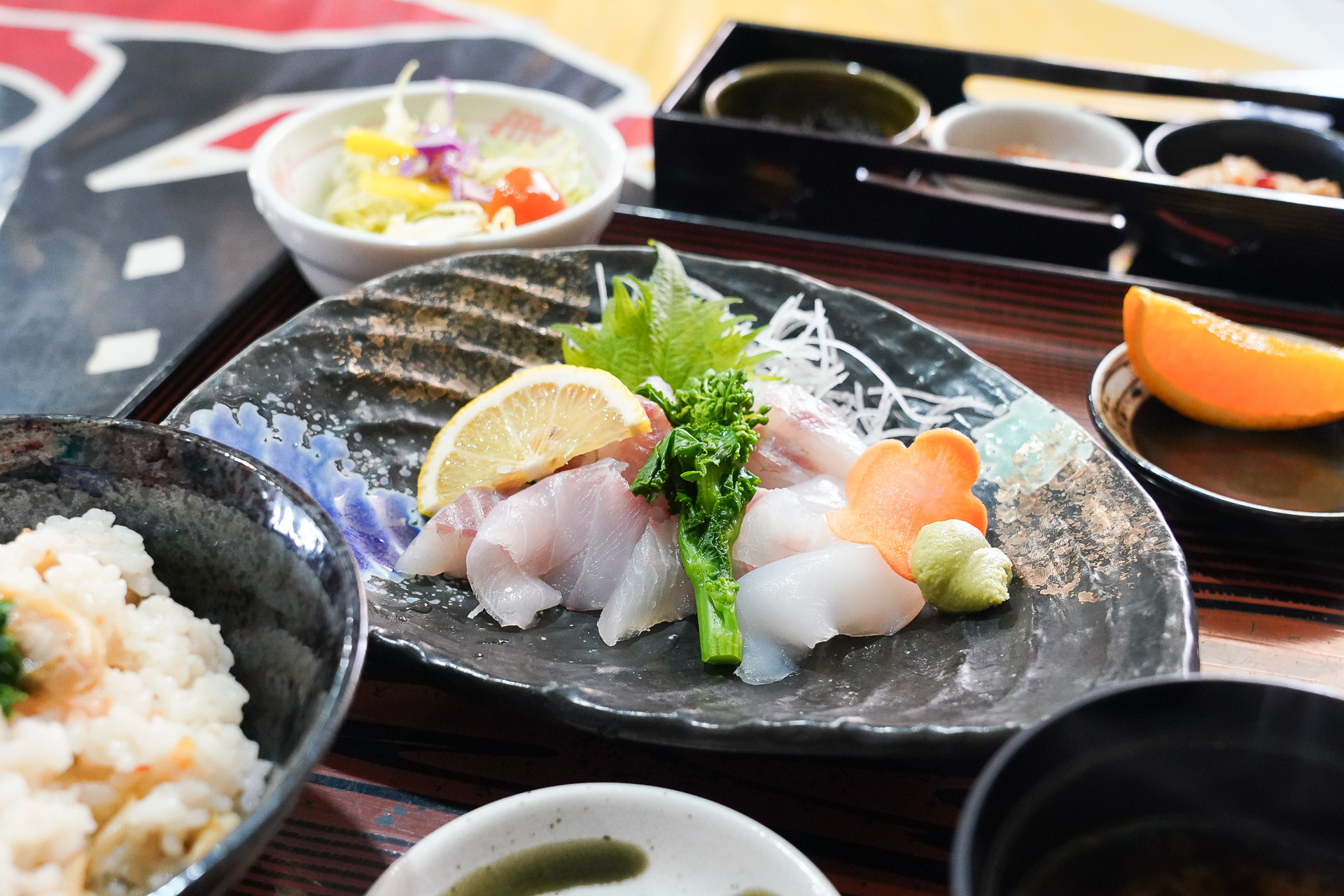 「いちば食堂」の地魚（クロダイ、ホウボウ、ヒラメ、アオリイカ）が盛られた「刺身定食」（1760円）。アサリごはんと白米から選べる