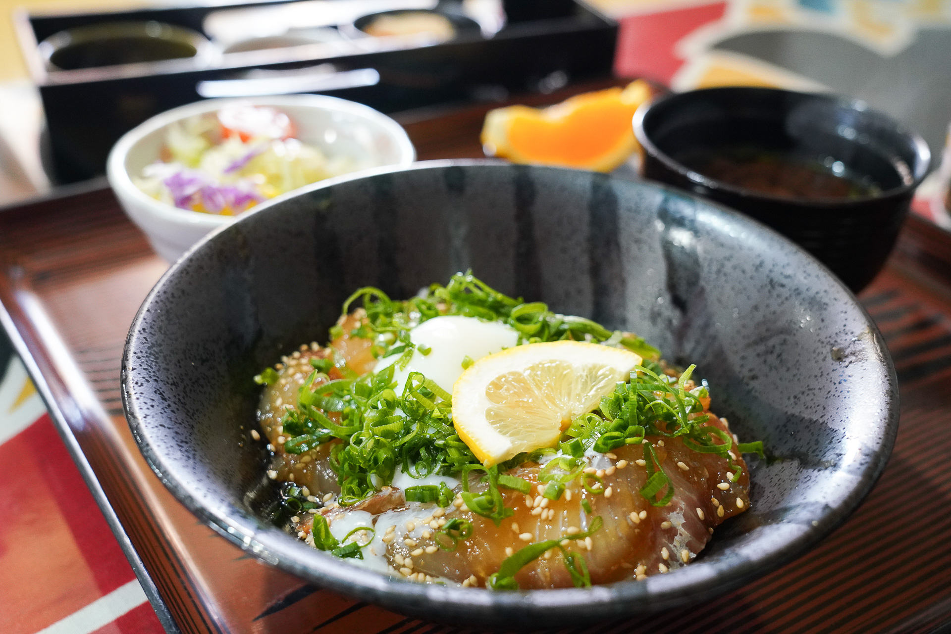 こちらは「地魚漬け丼温玉のせ定食」（1870円）。今日の地魚はスズキ