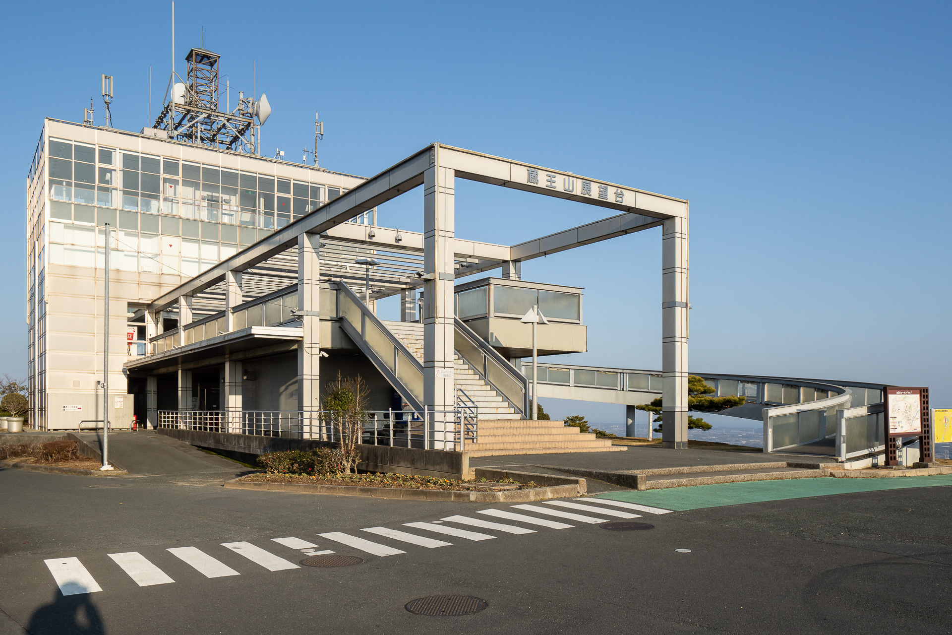 山頂にある展望台施設。レストランや展望室がある